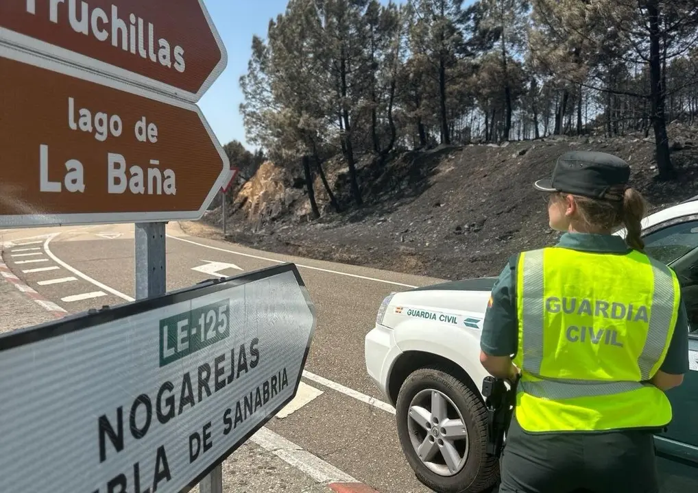 Un dispositivo de la Guardia Civil corta una carretera afectada por el fuego en León