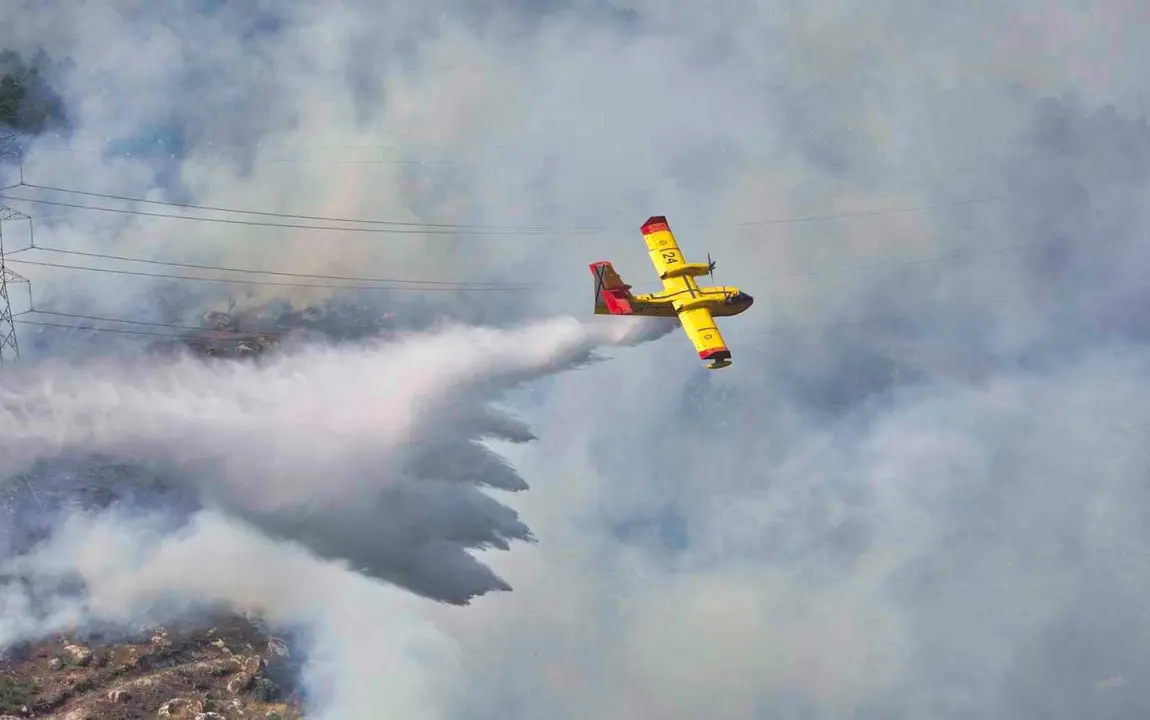 Incendio en la frontera de Galicia y Castilla y León en la localidad zamorana de Castromil.