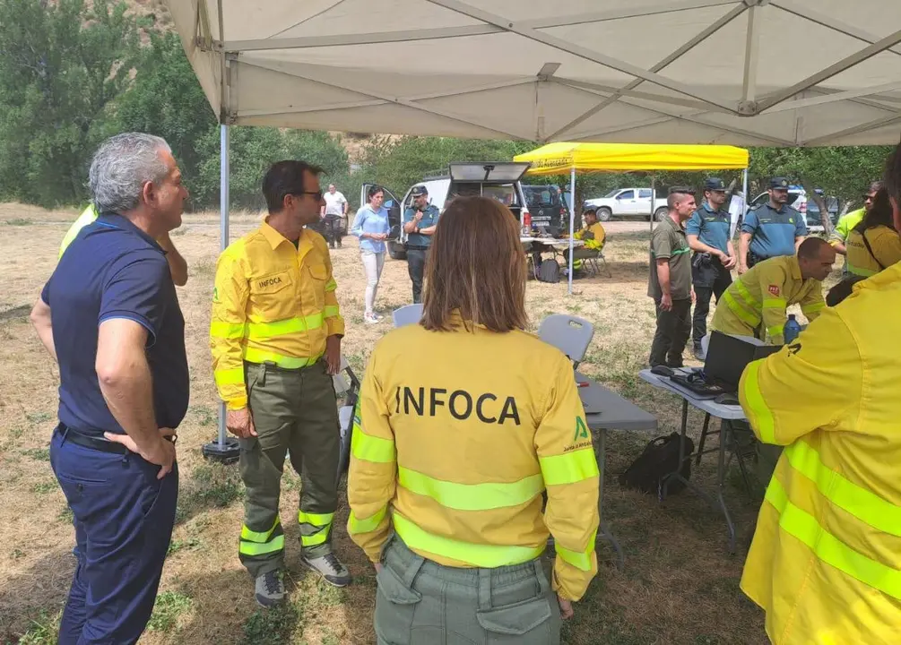 El delegado del Gobierno, Nicanor Sen, visita el Puesto de Mando Avanzado del incendio localizado en Barniedo de la Reina, en el municipio leonés de Boca de Huérgano. Foto: Del. Gob.