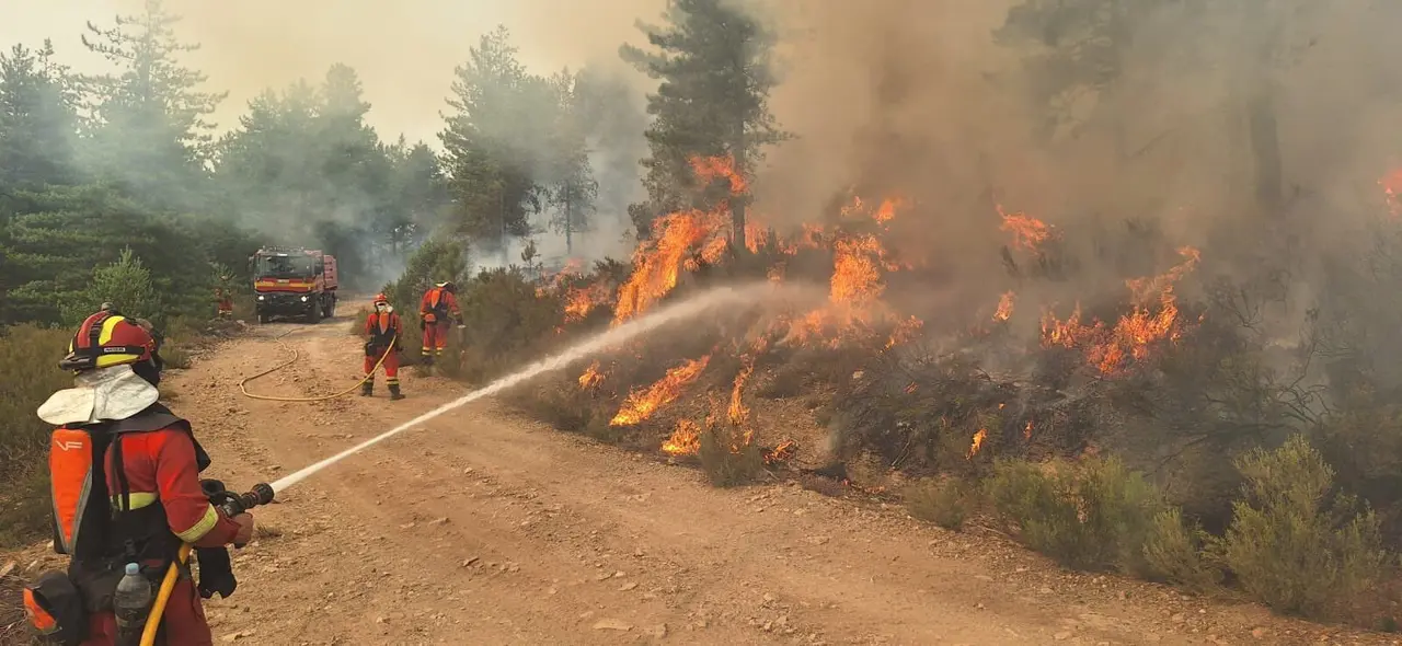 Efectivos de la Unidad Militar de Emergencias trabajan en el fuego de Anllares del Sil, en el Bierzo. Foto: UME