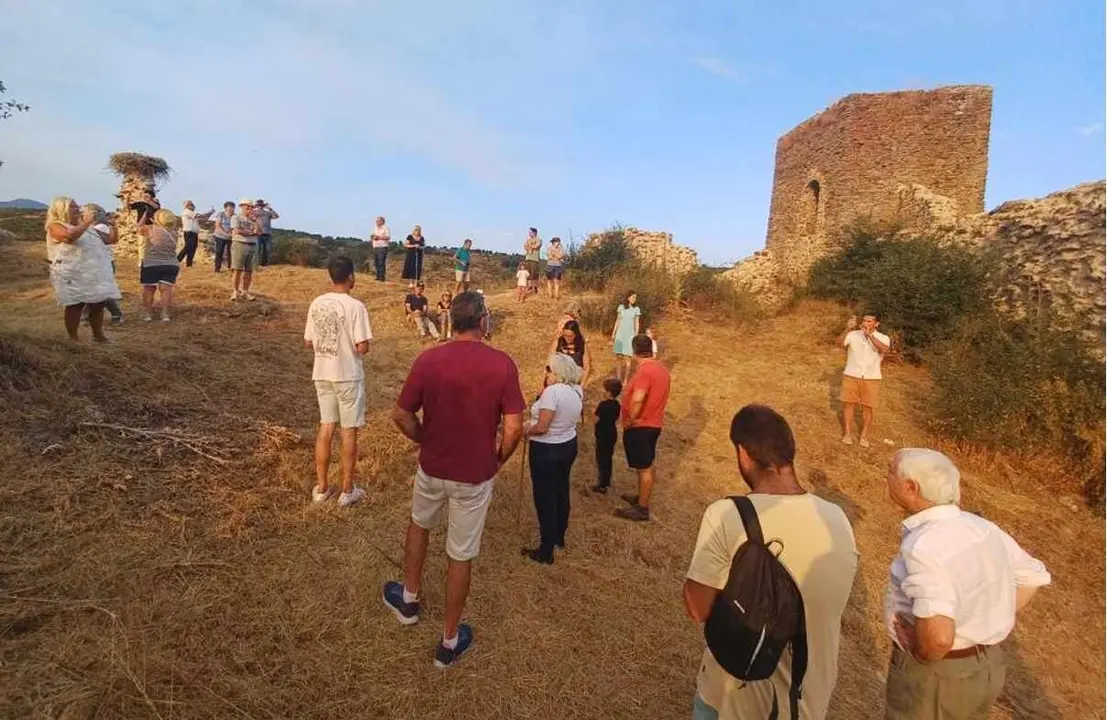 Los miembros de la asociaci&oacute;n durante el recorrido por la zona del castillo.