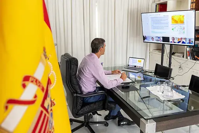 El presidente del Gobierno, Pedro Sánchez, ha presidido este sábado, mediante videollamada, la reunión del Comité Estatal de Coordinación y Dirección contra Incendios Forestales (CECOD), para analizar la evolución de los incendios en España. Foto: Pool Moncloa