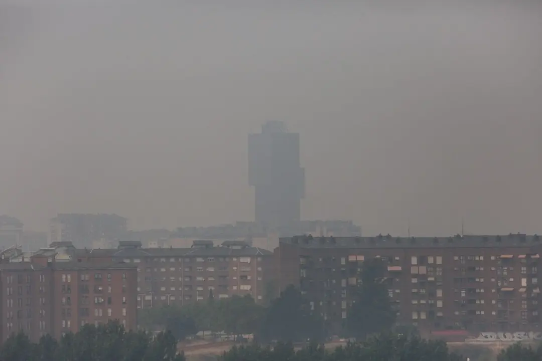 Intenso humo en el Bierzo debido a los diferentes incendios activos. Foto: César Hornija