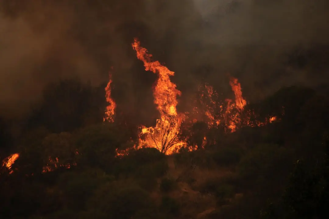 La peque&ntilde;a localidad de Fasgar se encuentra amenazada por un incendio forestal
