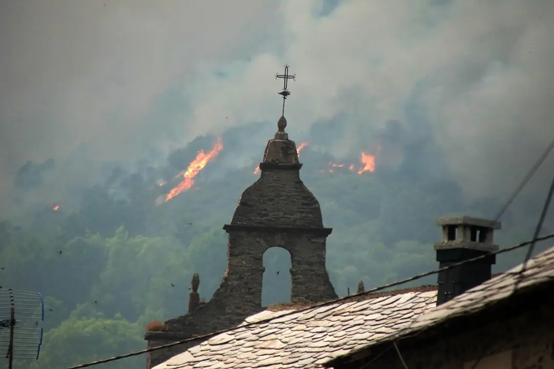 La peque&ntilde;a localidad de Fasgar, durante los graves incendios del pasado verano.