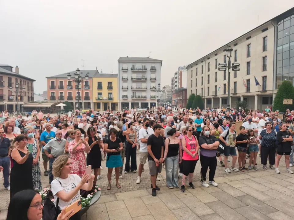Cerca de 300 personas reclaman en Ponferrada la declaración del nivel 3 de emergencia por los incendios.