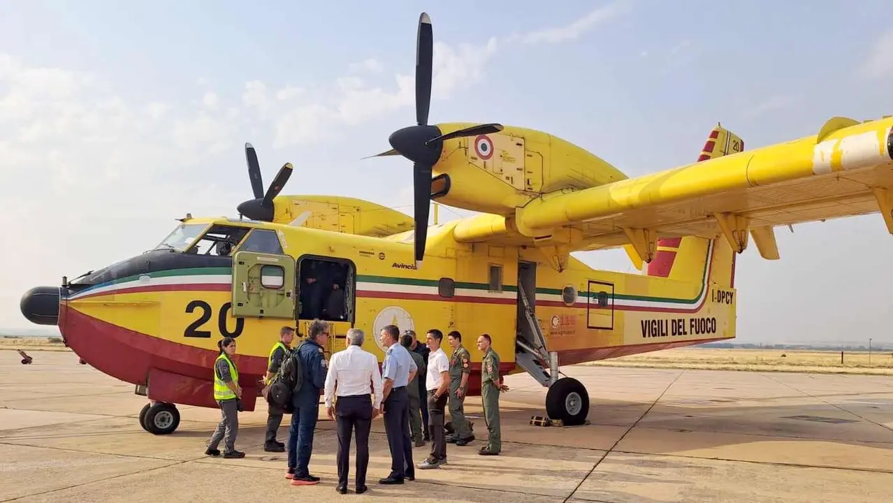 Los dos aviones-cisterna del Mecanismo Europeo de Protección Civil aterrizan en Matacán (Salamanca). Permitirán transportar cantidades superiores a los 5.500 litros de agua para la lucha contra incendios