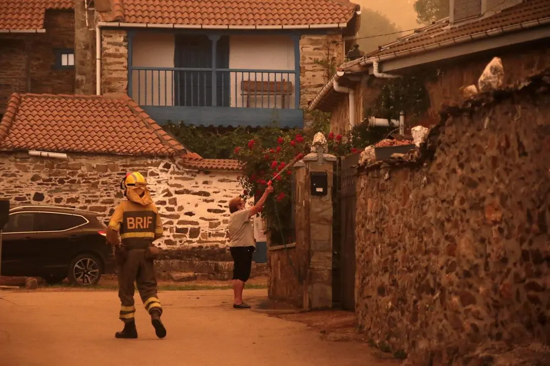 Vecinos y personal forestal de Busnadiego y Piedras Albas (Lucillo, León) se afanan intentando parar el incendio que amenaza los pueblos. Foto: Peio García