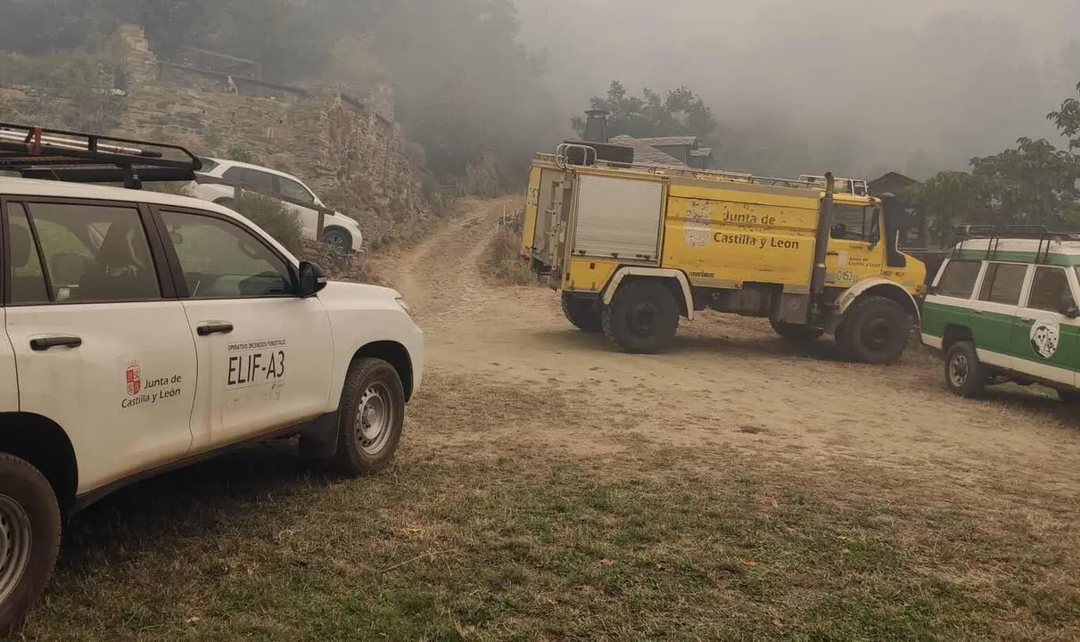 Imagen de un camión autobomba de extinción junto a una de las pistas por las que deben transitar.