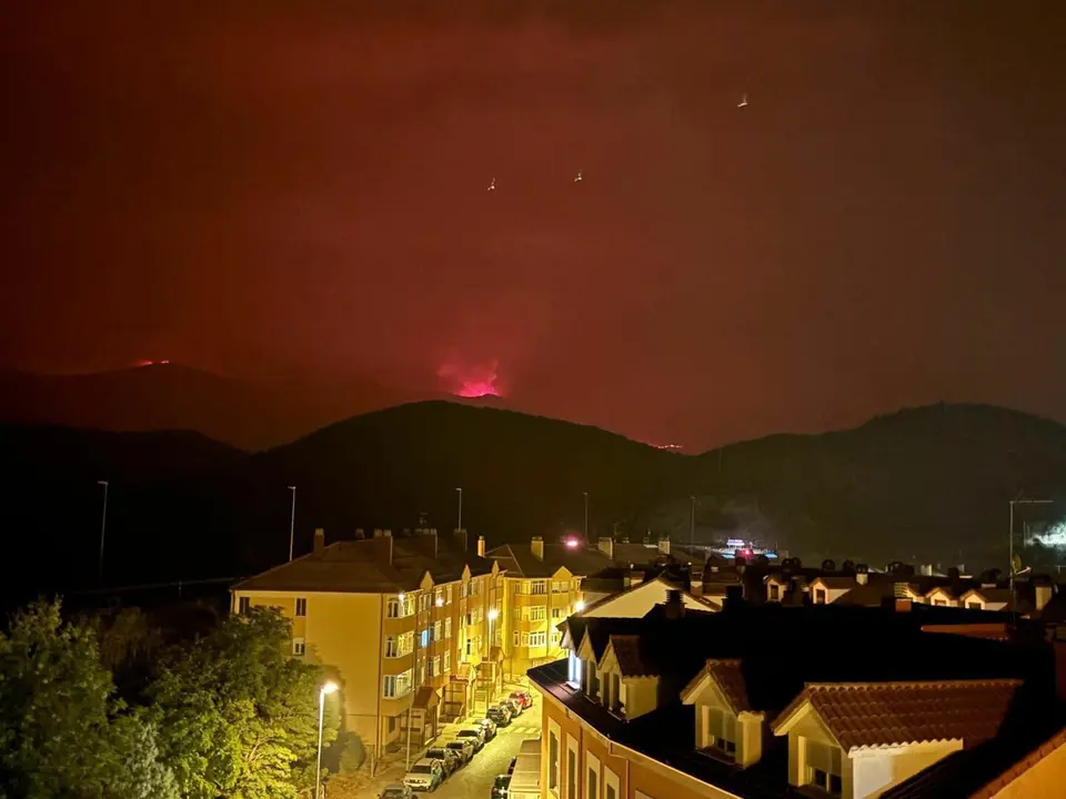 El fuego, en el corazón del monte de Hormas, en una imagen tomada por los vecinos esta madrugada.