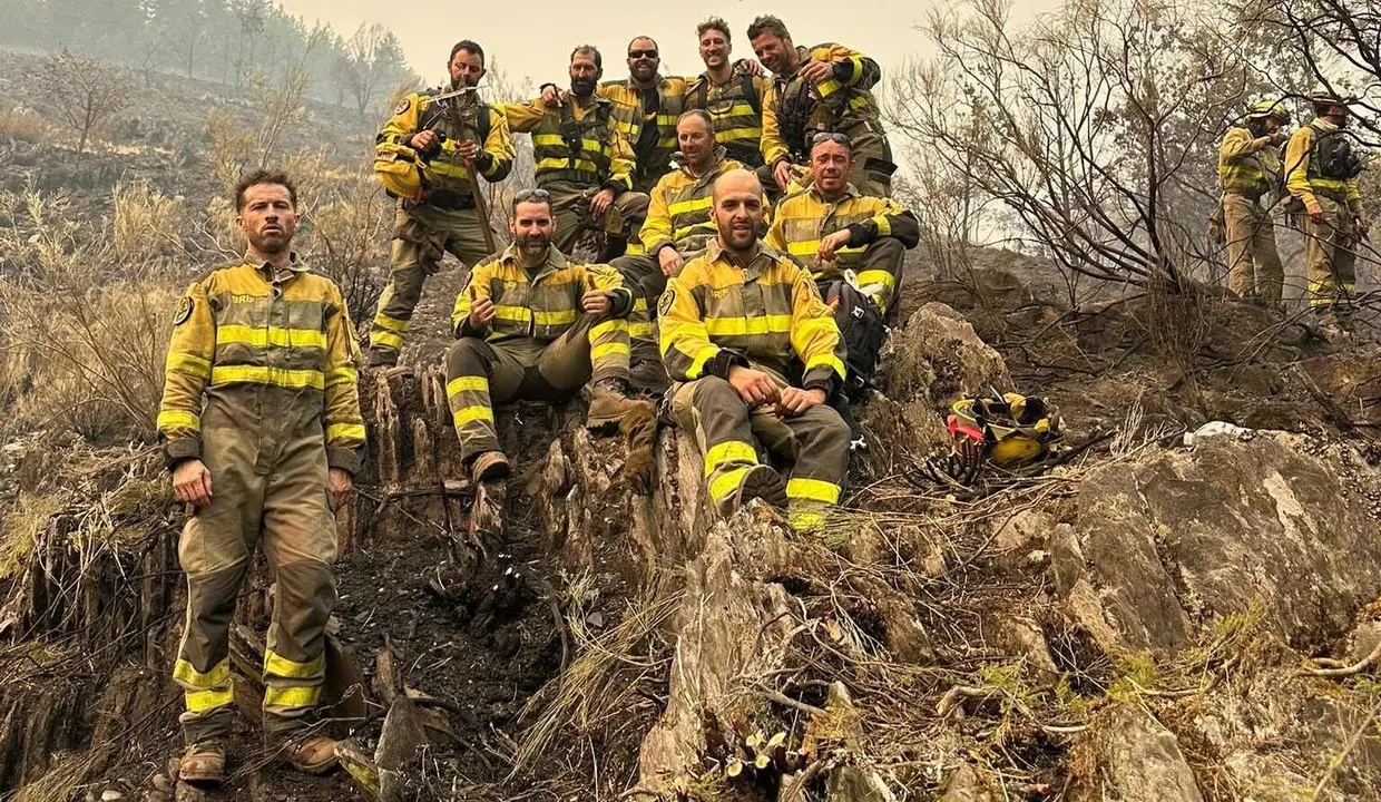 Brigadistas de la BRIF Puerto el Pico se toman una fotografía tras una maratoniana jornada de trabajo en el incendio forestal de Anllares.