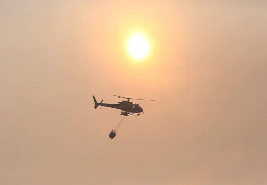 Medios aéreos trabajando en uno de los últimos incendios en la provincia de León.
