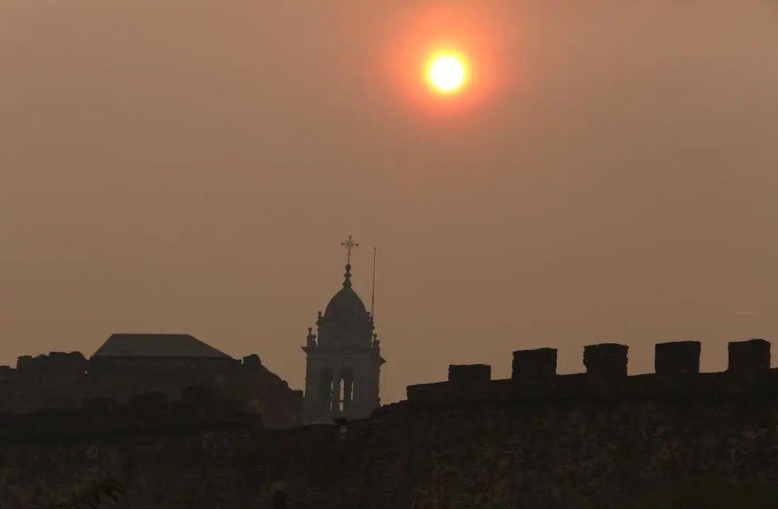 Intenso humo en Ponferrada debido a los diferentes incendios de este verano.