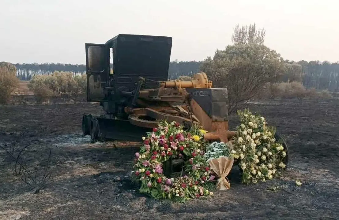 Ramos de flores en el lugar en el que ambos voluntarios perdieron la vida.