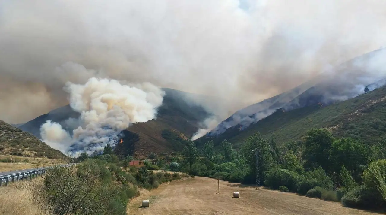 Imagen del fuego avanzando por la montaña de Riaño. "Estamos jodidos", dice el alcalde de la localidad.