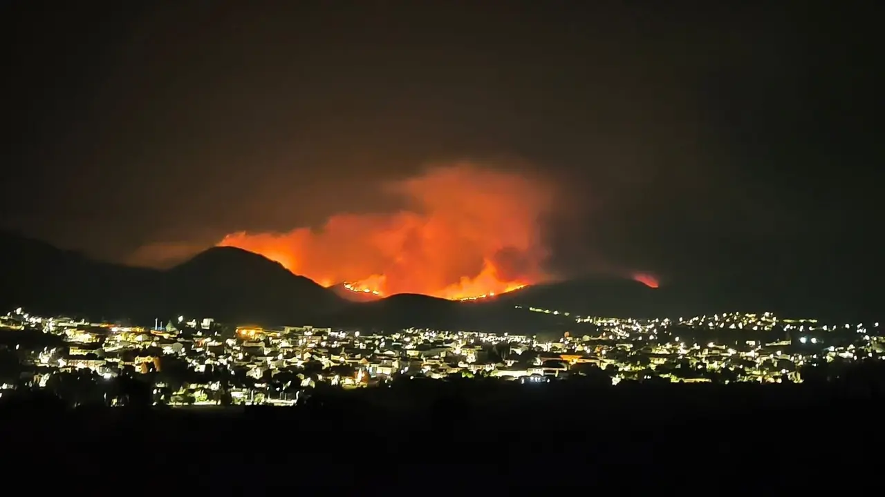 Imagen del avance de las llamas vista desde la localidad de Fabero en una fotografía difundida a través de redes sociales.