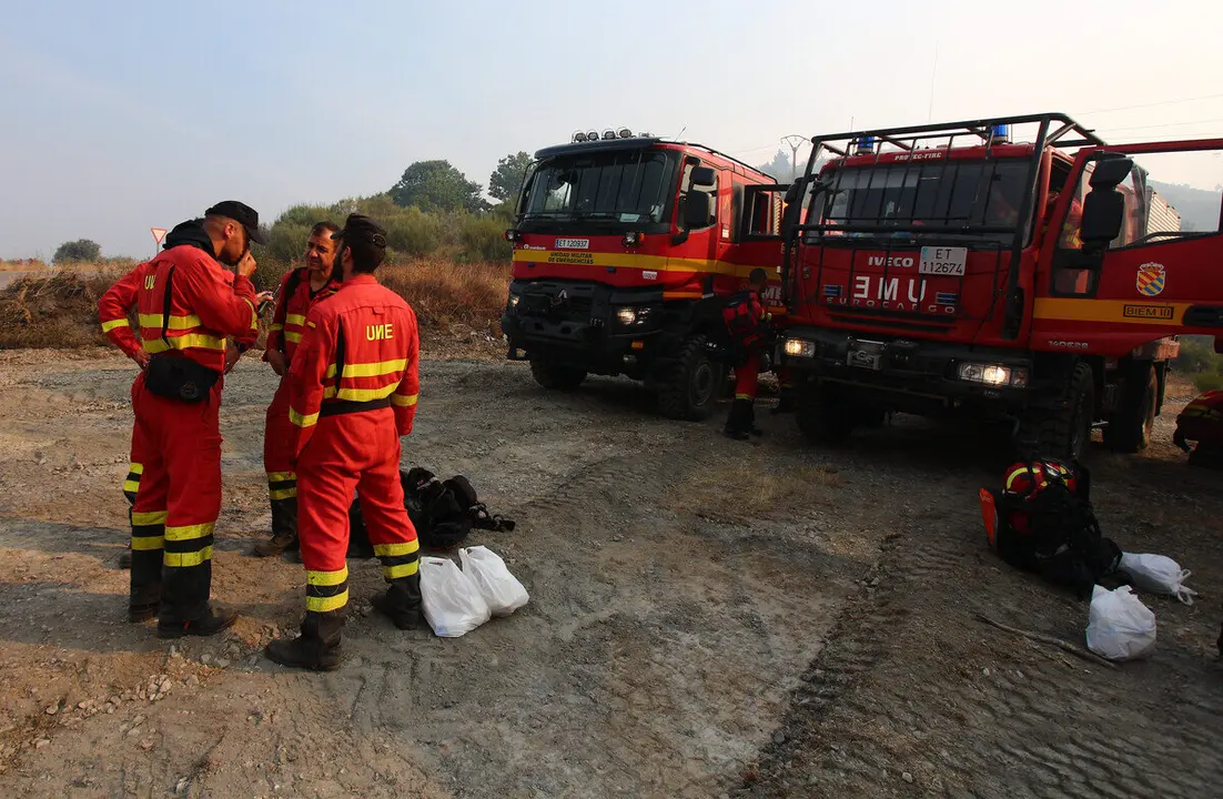 Dispositivo de la UME desplazado al incendio que afecta a los municipios de Oencia y Corullón (León)