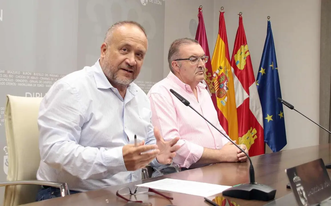 El presidente de la Diputación de León, Gerardo Álvarez Courel, y el vicepresidente, Roberto Aller, ofrecen una rueda de prensa sobre la ola de incendios que afecta a la provincia. Peio García