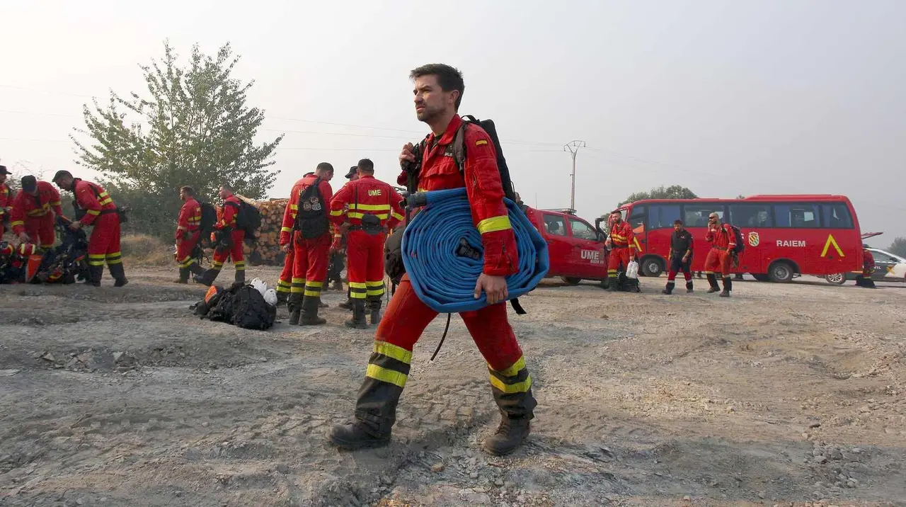 Dispositivo de la UME desplazado al incendio que afecta a los municipios de Oencia y Corull&oacute;n.
