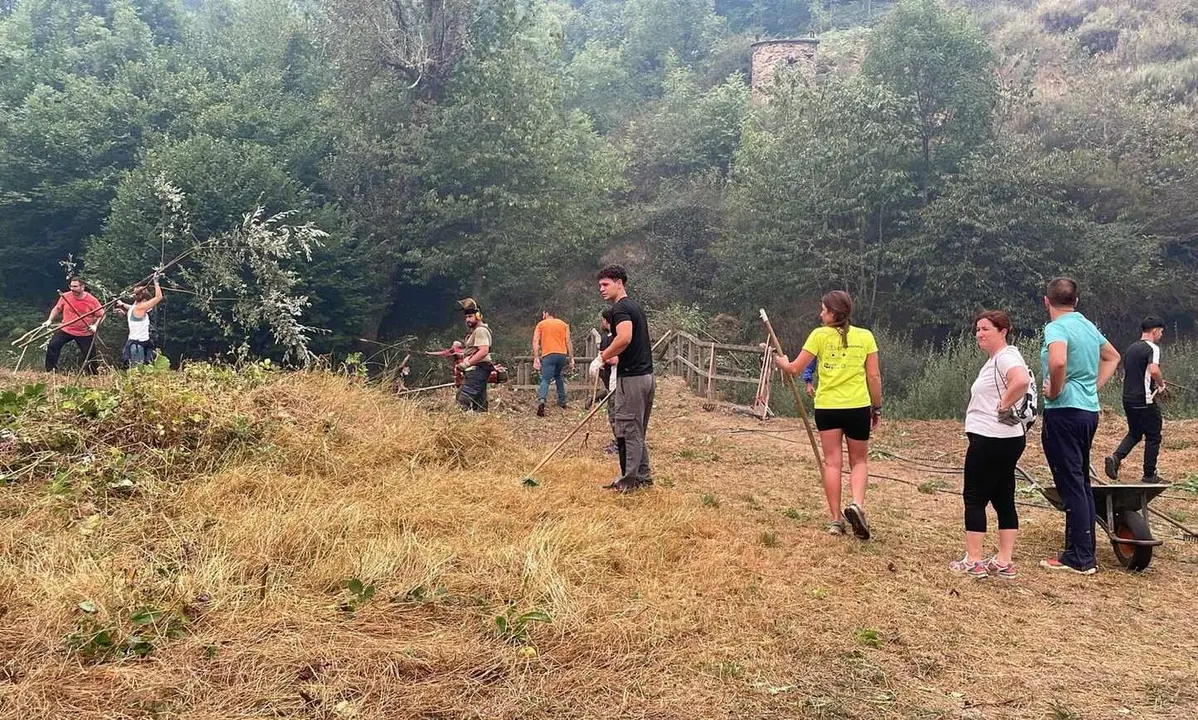 El domingo, vecinos entre Santa Marina y Prada de Valdeón realizando un cortafuegos.