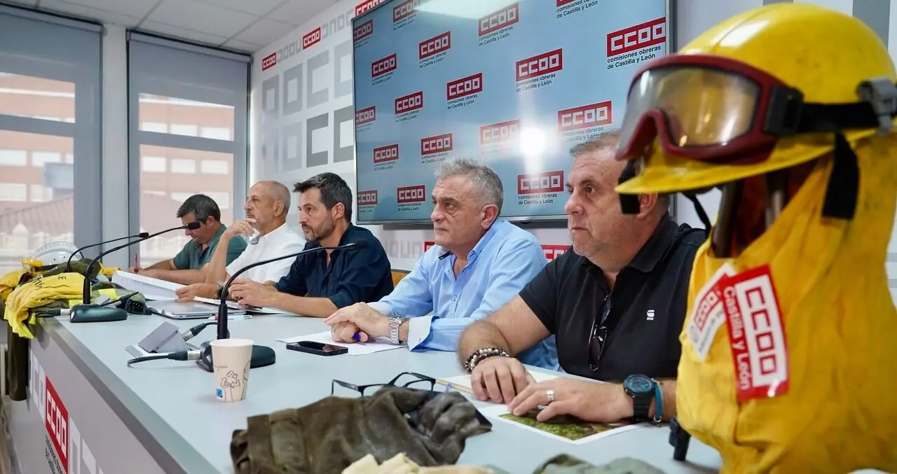El coordinador del sector autonómico de la Federación de Servicios a la Ciudadanía de CCOO, Juan Carlos Hernández; el responsable de Medioambiente del sindicato, José Ramón Jiménez; el delegado de CCOO y miembro del operativo de incendios Abel Fernández; el secretario general de la Federación de Industria de CCOO CyL, Miguel Ángel Brezmes; y el secretario de Negociación Colectiva, Salud Laboral y Medio Ambiente de la Federación de Hábitat de CCOO CyL, Óscar Ferrero, atienden a los medios de comunicación en rueda de prensa.