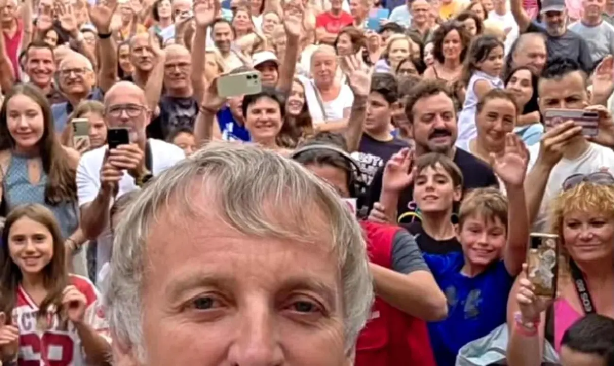 Calleja, junto a las cientos de personas que acudieron al homenaje en su pueblo.