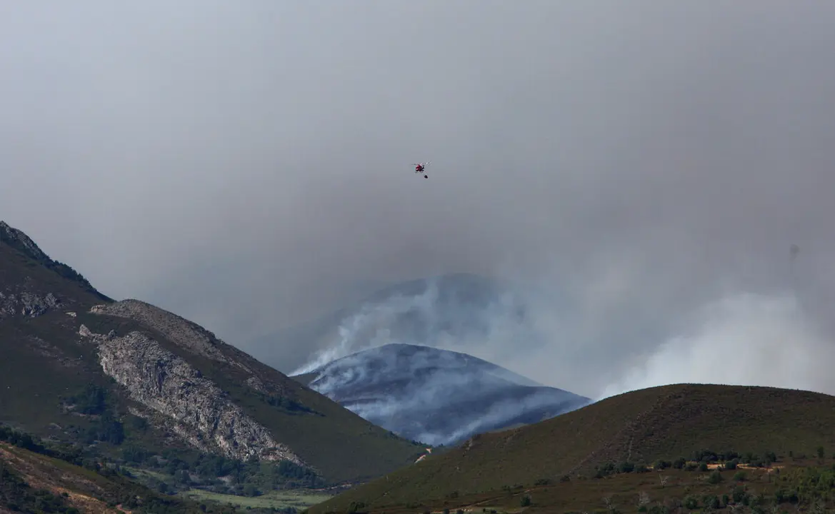 El incendio de Anllares del Sil que afecta al Valle de Fornela. Foto: César Hornija.