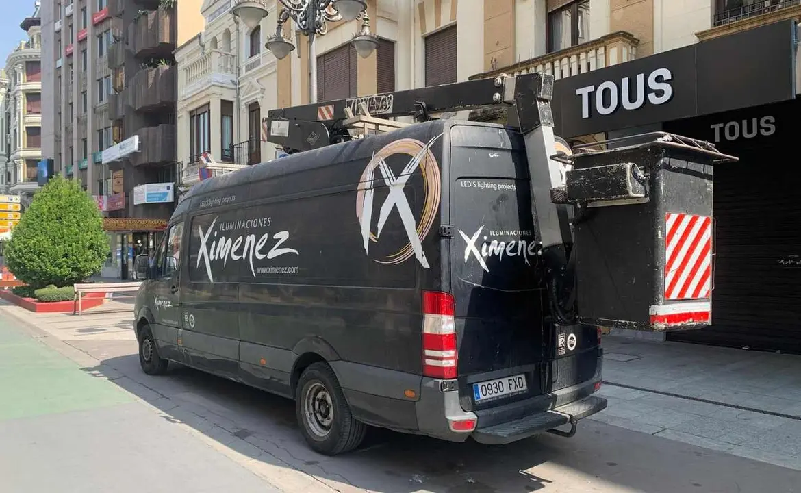 Imagen de uno de los furgones que trabajan desde hace unos días en la instalación viaria de la iluminación navideña.