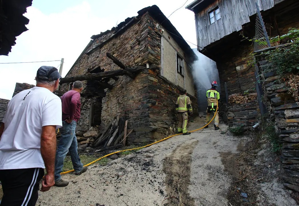 Bomberos del Ayuntamiento de Soria acuden a apagar rescoldos de casas incendiadas en el pueblo de Lusio (León)