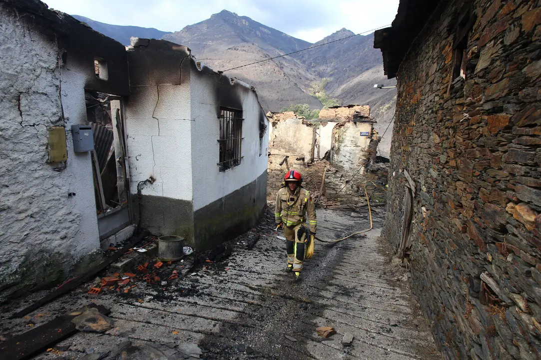 Bomberos del Ayuntamiento de Soria acuden a apagar rescoldos de casas incendiadas en el pueblo de Lusio. Fotos: César Horjada