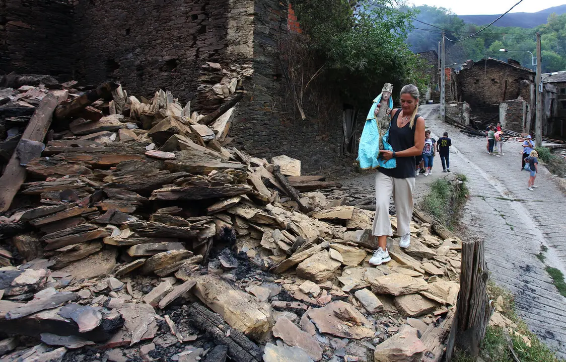 La Santa de Lusio (Le&oacute;n), vuelve a la iglesia tras el incendio que ha arrasado el pueblo. Foto: C&eacute;sar S&aacute;nchez