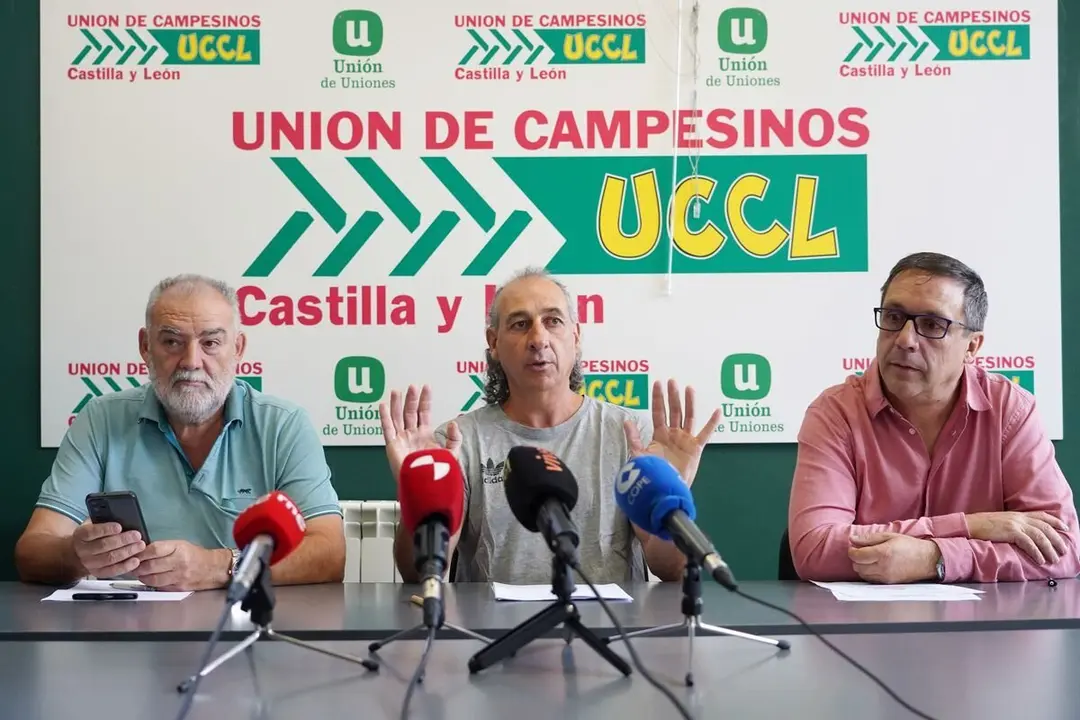 Jes&uacute;s Manuel Gonz&aacute;lez Palac&iacute;n, coordinador regional de UCCL, analiza la situaci&oacute;n de los incendios junto a los coordinadores de UCCL Valladolid Valent&iacute;n Garc&iacute;a (I) y Zamora Antonio Rodr&iacute;guez (D)