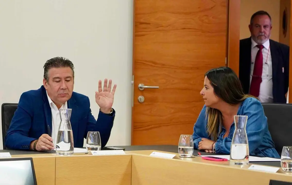 Junta de Portavoces de las Cortes; en la imagen Luis Mariano Santos (UPL) conversa con Nuria Rubio (PSOE).