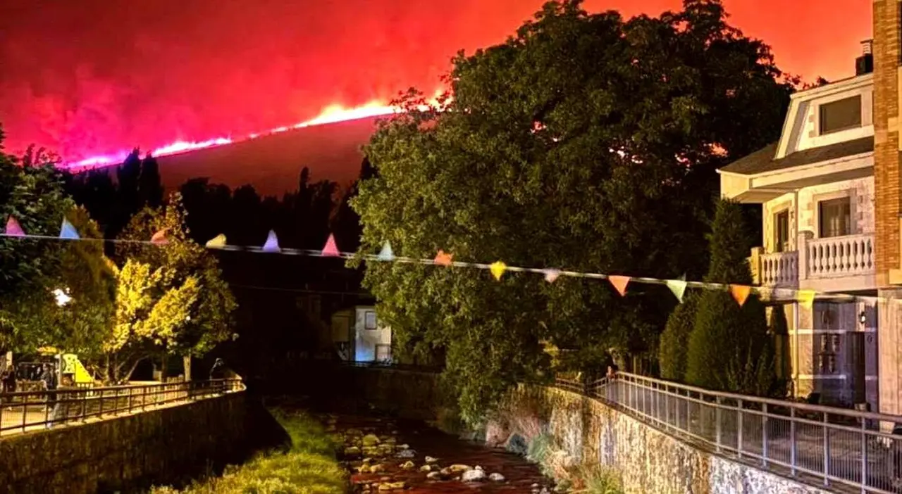 Foto de las llamas, durante la noche, vistas desde la localidad de Igueña. (Foto: @begonagerpe)