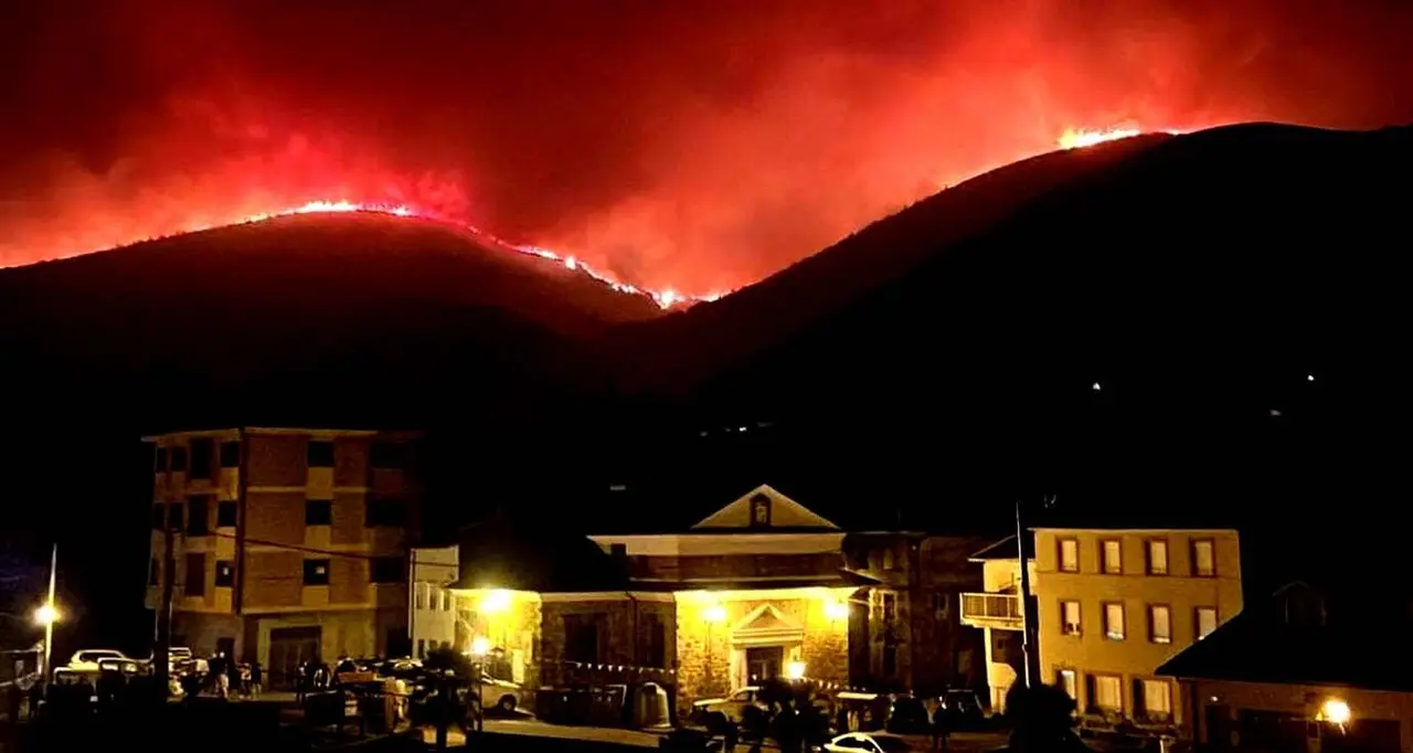 El incendio de Igüeña, visto a última hora desde la casa rural Begoña.