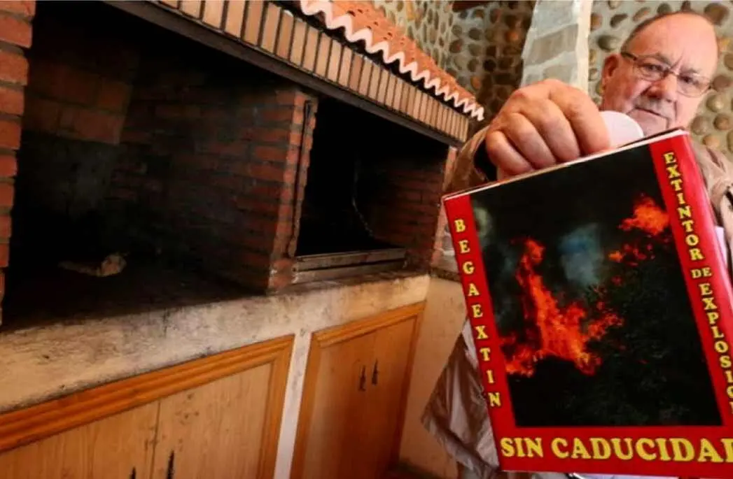 Nino, junto a uno de sus inventos para la extinción de incendios.