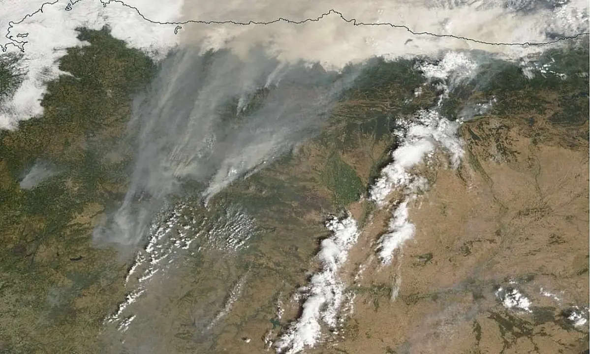 Imagen satelital con los incendios de León elevando su humo al espacio; el desastre natural es de unas dimensiones incalculables.
