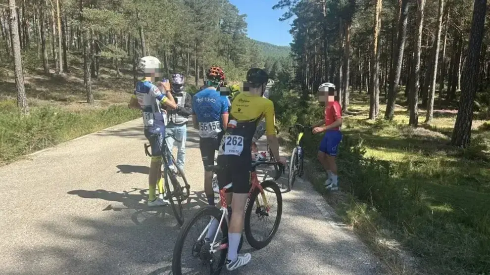 sucesos-fallece-un-ciclista-tras-una-caida-masiva-en-la-segunda-etapa-de-la-vuelta-junior-a-la-ribera-el-duero