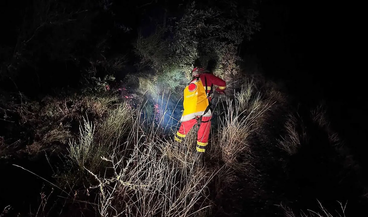 Efectivos de la Unidad Militar de Emergencias (UME), durante la lucha nocturna contra el fuego.