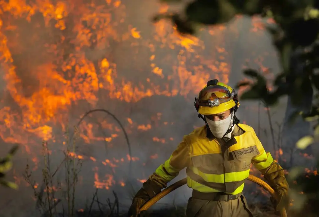 Un brigadista gana terreno a las llamas durante un incendio de las últimas semanas.