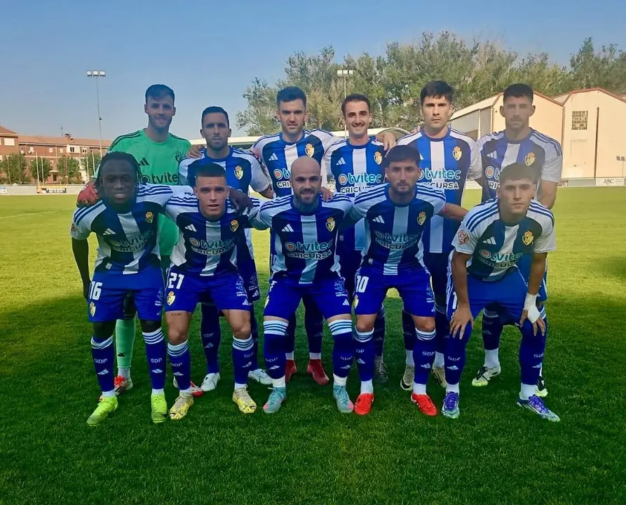 Equipo inicial de la Ponferradina durante el último encuentro de pretemporada.