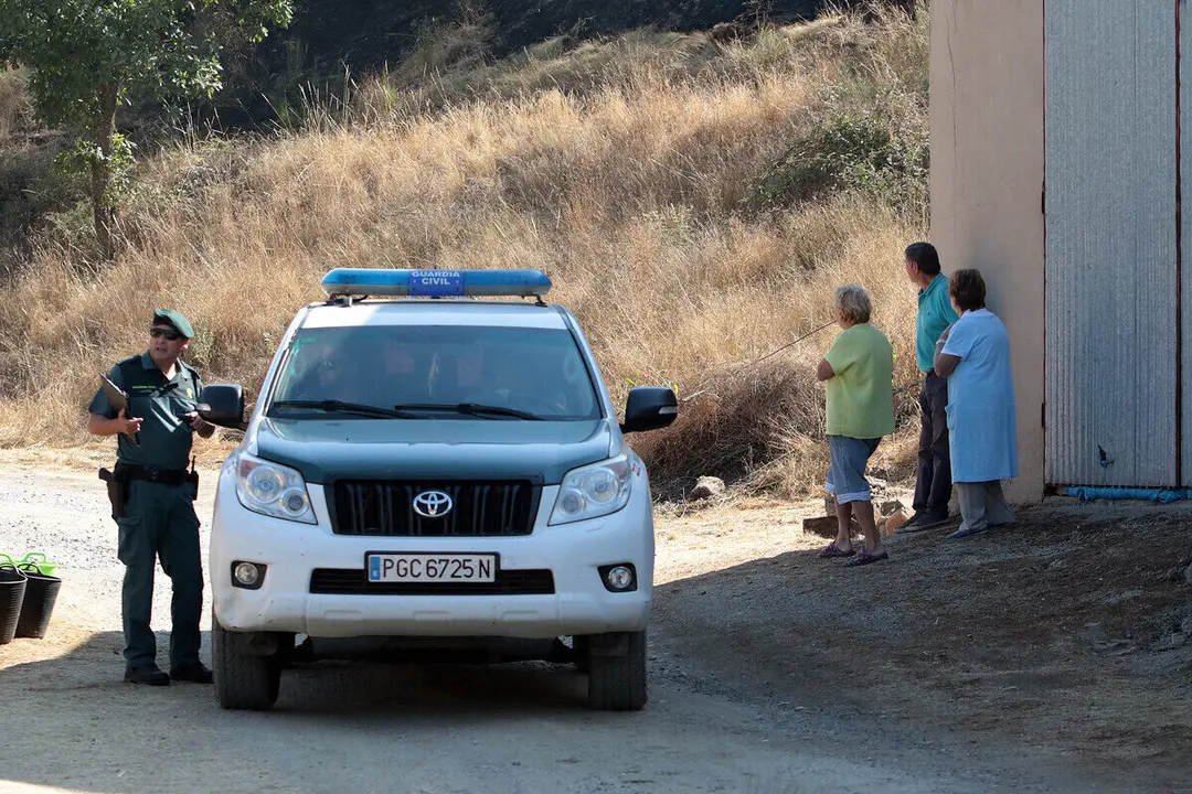 Incendio en Garaño; en la imagen, efectivos de la Guardia Civil en la zona.