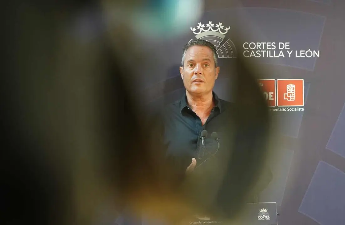 El secretario general del Grupo Socialista en las Cortes de Castilla y León, Pedro González, presenta las iniciativas registradas por el PSOE relacionadas con la gestión de los incendios forestales en la Comunidad.