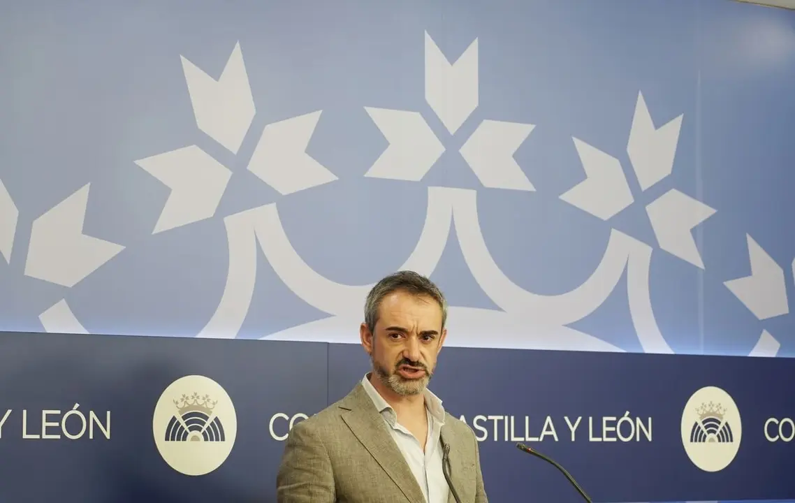 El portavoz parlamentario de Vox, David Hierro, informa a los medios de comunicación sobre las acciones judiciales puestas en marcha por su formación en relación a los incendios forestales que está sufriendo Castilla y León. Foto: Rubén Cacho