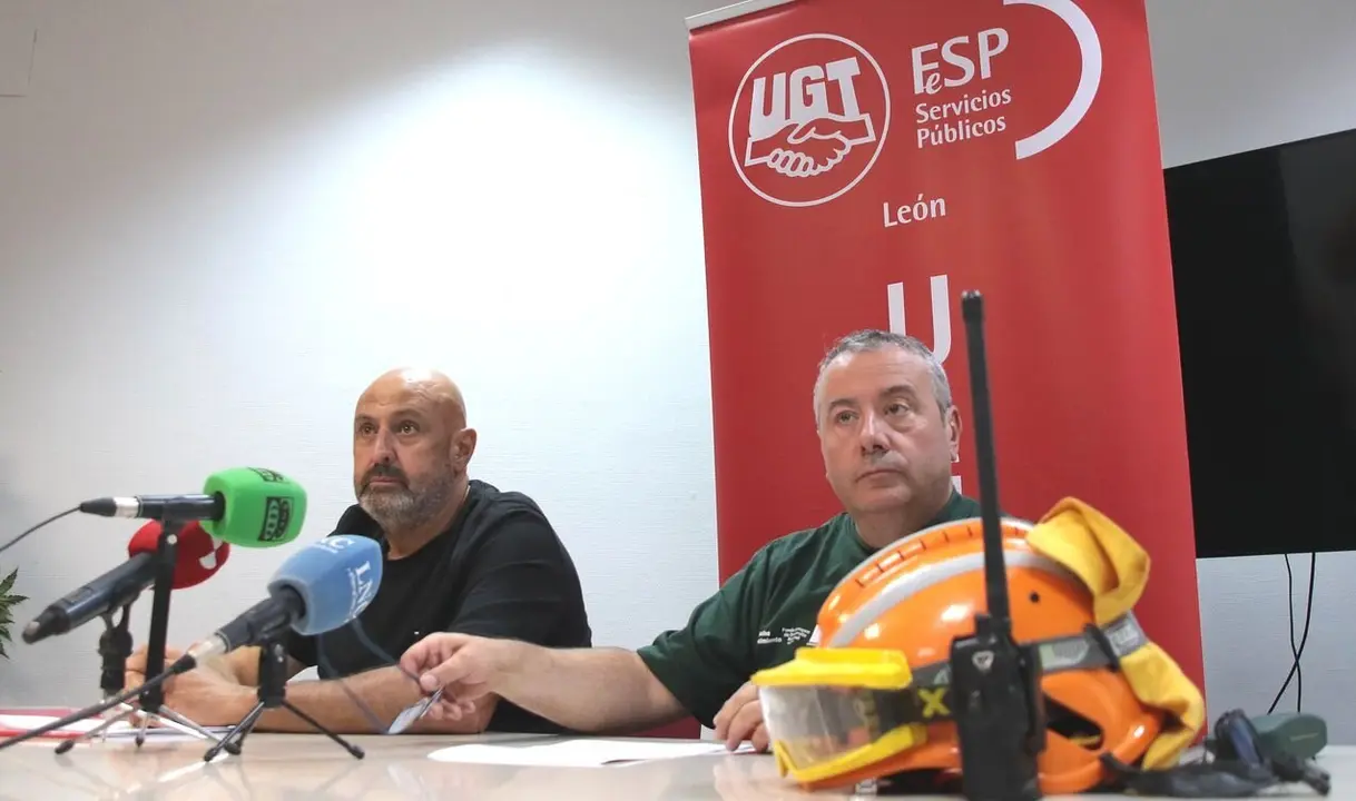 El secretario general de Servicios Públicos de la Unión General de los Trabajadores de León, Juan Miguel Martínez, y el delegado sindical y agente medioambiental, Alfonso Vallecido. Foto: Peio García.