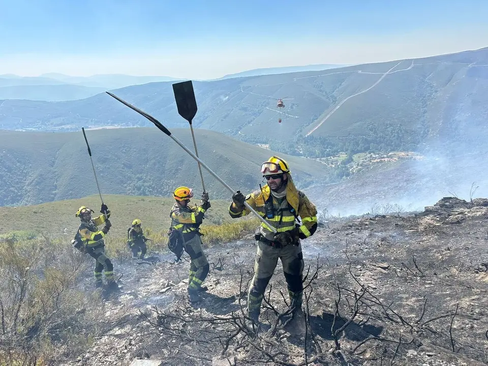 Efectivos de la Brif Puerto el Pico trabajan en el incendio forestal de Anllares del Sil. Foto: Brif Puerto el Pico