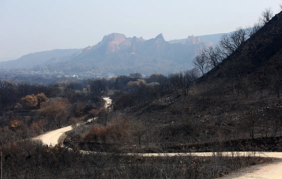 Efectos del incendio iniciado en la localidad de Yeres (León), y que ha afectado al paraje de Las Médulas. Foto: César Hornija.