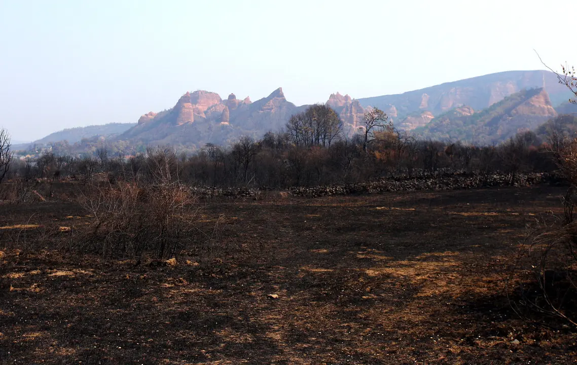 Efectos del incendio iniciado en la localidad de Yeres (León), y que ha afectado al paraje de Las Médulas