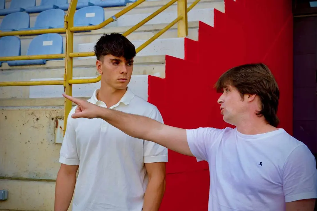 Roger Hinojo, junto al director deportivo de la Culutral, Jose Manzanera, este martes en el Reino de León.