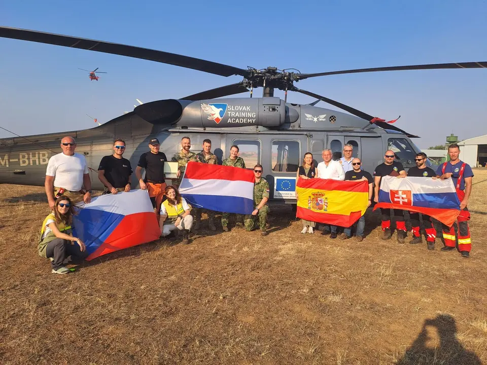 Virginia Barcones y Nicanor Sen, junto a efectivos europeos de República Checa, Eslovaquia y Países Bajos desplazados a León para luchar contra los incendios. Foto: Gob.